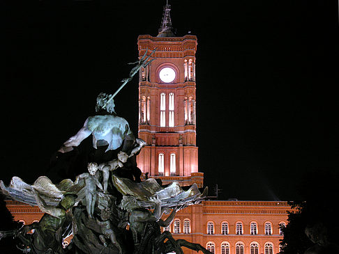 Rotes Rathaus bei Nacht