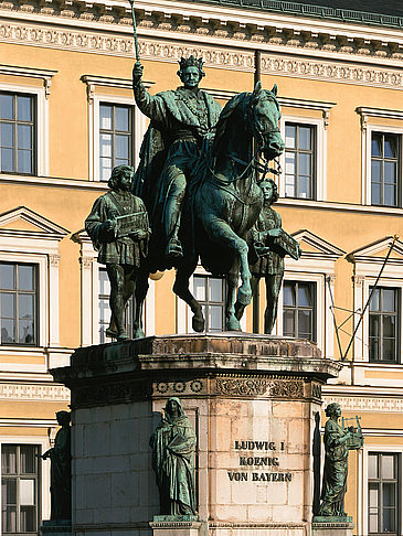  Foto Attraktion  Statue zu Ehren von König Ludwig I. 